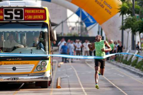 Así es como Usain Bolt gana carrera contra un bus