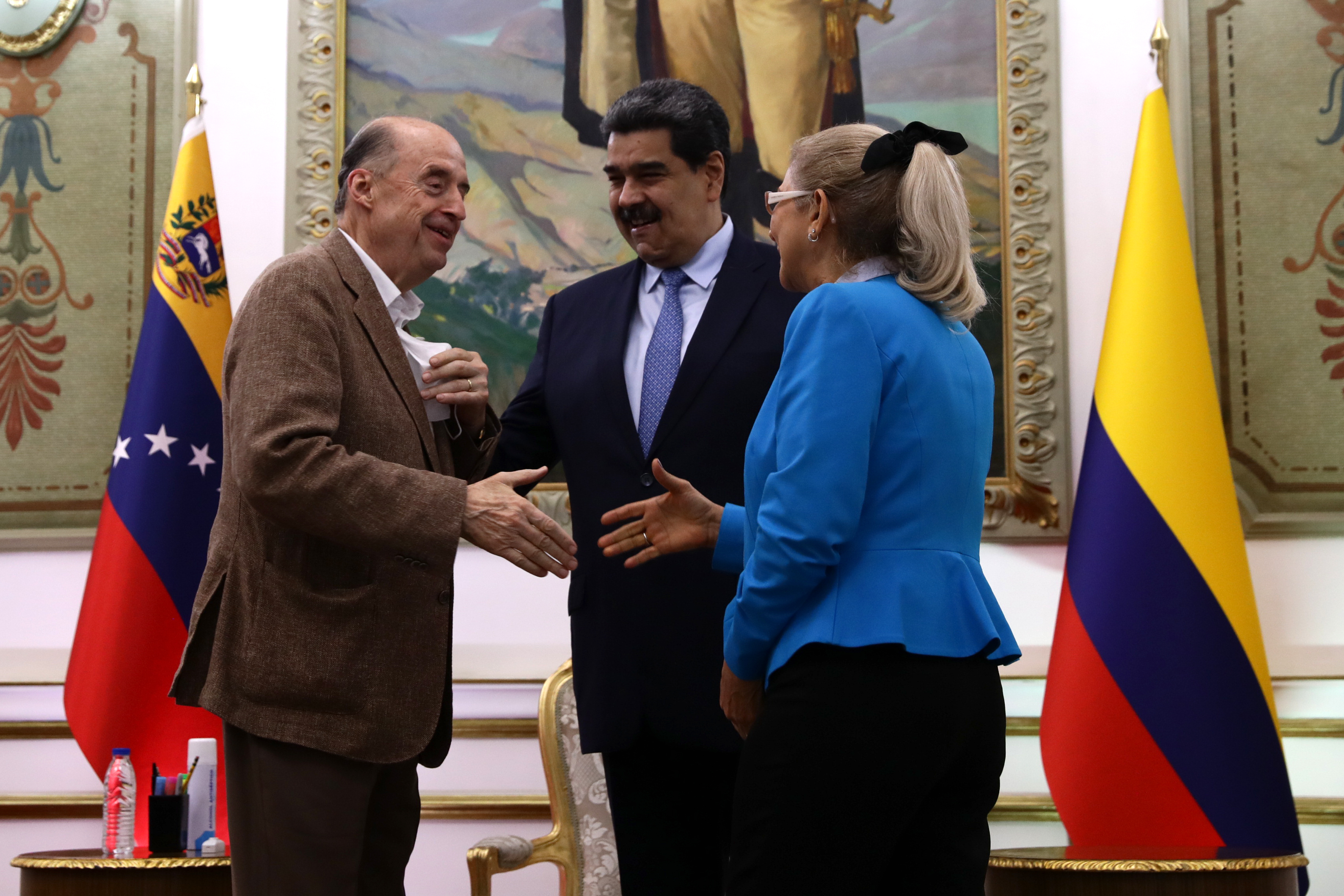 AME2174. CARACAS (VENEZUELA), 04/10/2022.- El presidente de Venezuela, Nicolás Maduro, y su esposa la primera dama Cilia Flores, saludan hoy al canciller colombiano Álvaro Leyva Durán (i), durante una reunión en el Palacio de Miraflores en Caracas (Venezuela). Leyva abordó este martes asuntos bilaterales con Maduro el mismo día en que se reanudaron en Caracas los diálogos entre el Gobierno colombiano y la guerrilla del ELN. EFE/ Rayner Peña R