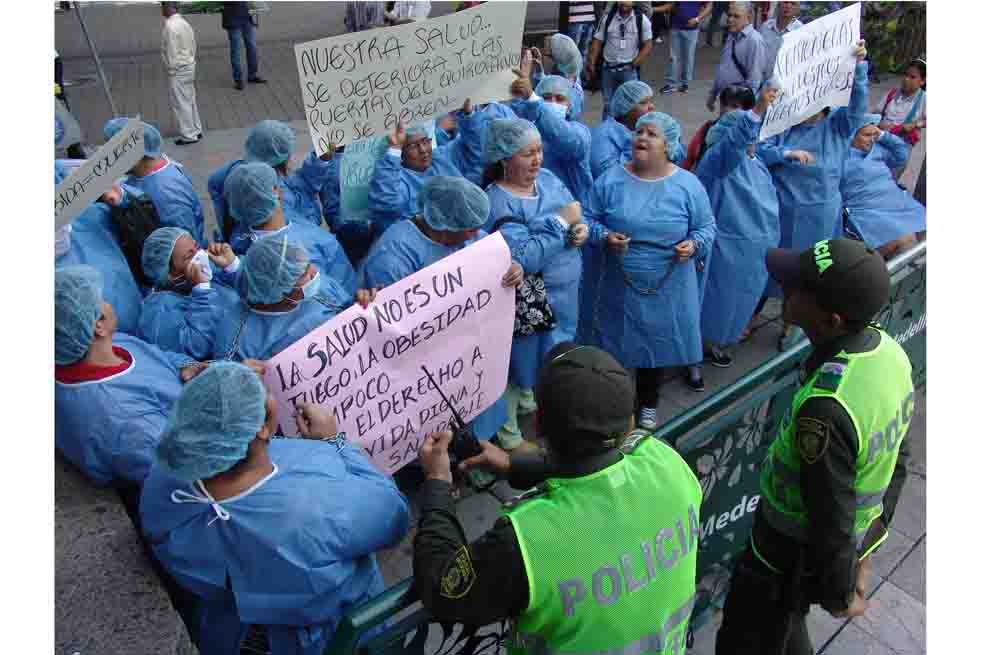 El miércoles de la semana pasada 40 mujeres con obesidad se encadenaron en Medellín exigiendo atención médica. / Cortesía Fundación Gorditos de Corazón
