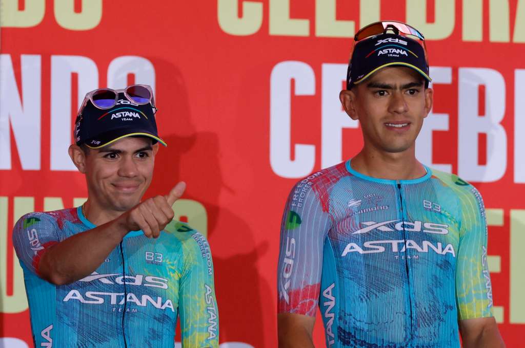 TURÍN, 21/08/2025.- Los ciclistas colombianos del Astana Sergio Higuita (i) y Harold Tejada participan en la presentación, este jueves, de la Vuelta Ciclista a España que comienza el sábado desde Turín (Italia). EFE/ Javier Lizón