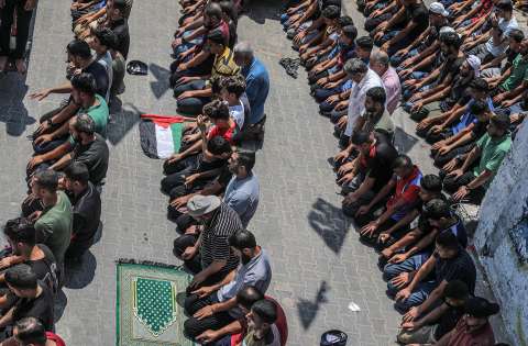 Tras la tregua con Israel, Gaza entierra a los muertos y retira los escombros