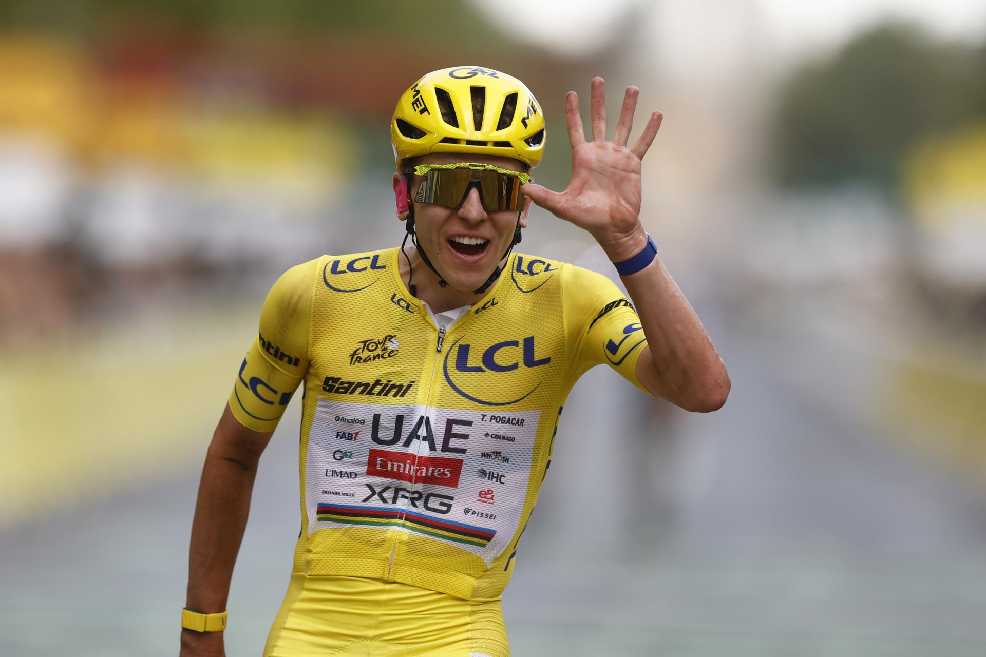 FOTODELDÍA PARÍS (Francia), 26/07/2026.- El líder de la clasificación general, el ciclista esloveno Tadej Pogacar, del UAE Team Emirates XRG, cruza la línea de meta como ganador del Tour de Francia durante la última etapa del Tour de Francia, de 88,7 km de recorrido, con salida y llegada en París, Francia.-EFE/ Yoan Valat