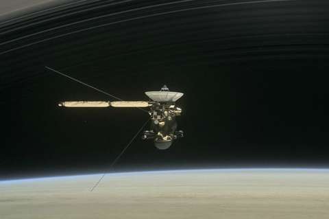 Los anillos de Saturno ‘riegan’ con orgánicos la atmósfera del planeta