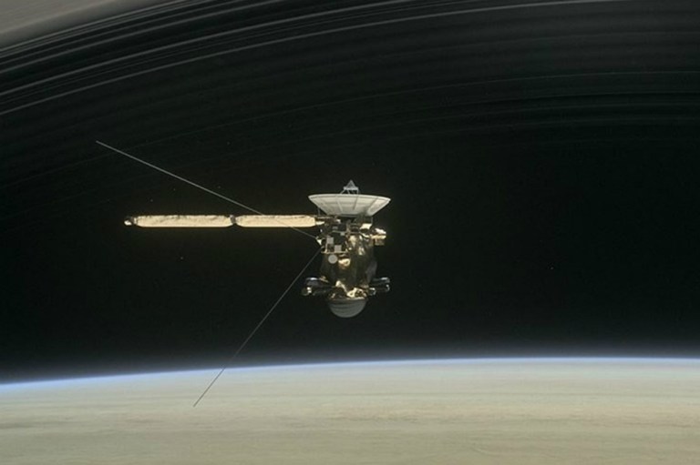 Los anillos de Saturno ‘riegan’ con orgánicos la atmósfera del planeta