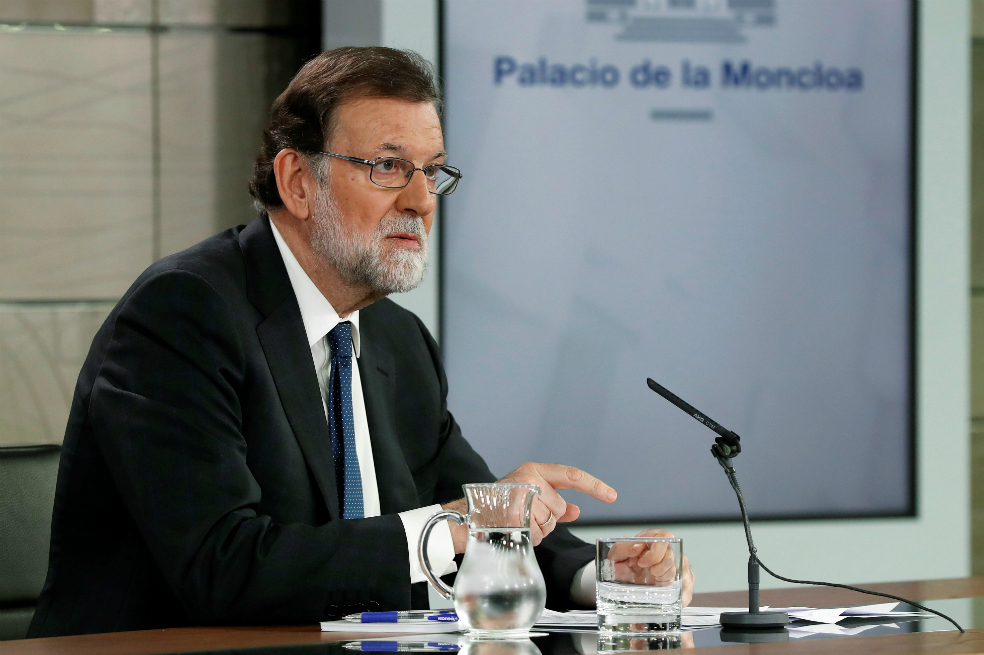 El presidente del gobierno Mariano Rajoy, durante su comparecencia ante los medios de comunicación este mediodía en el Palacio de la Moncloa. / EFE