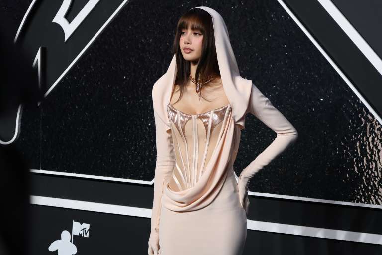 AME8408. NUEVA YORK (ESTADOS UNIDOS), 11/09/2024.- La cantante Lisa de Blackpink posa durante la alfombra roja de los MTV Video Music Awards 2024 en el UBS Arena este miércoles, en Nueva York (Estados Unidos). EFE/ Octavio Guzmán