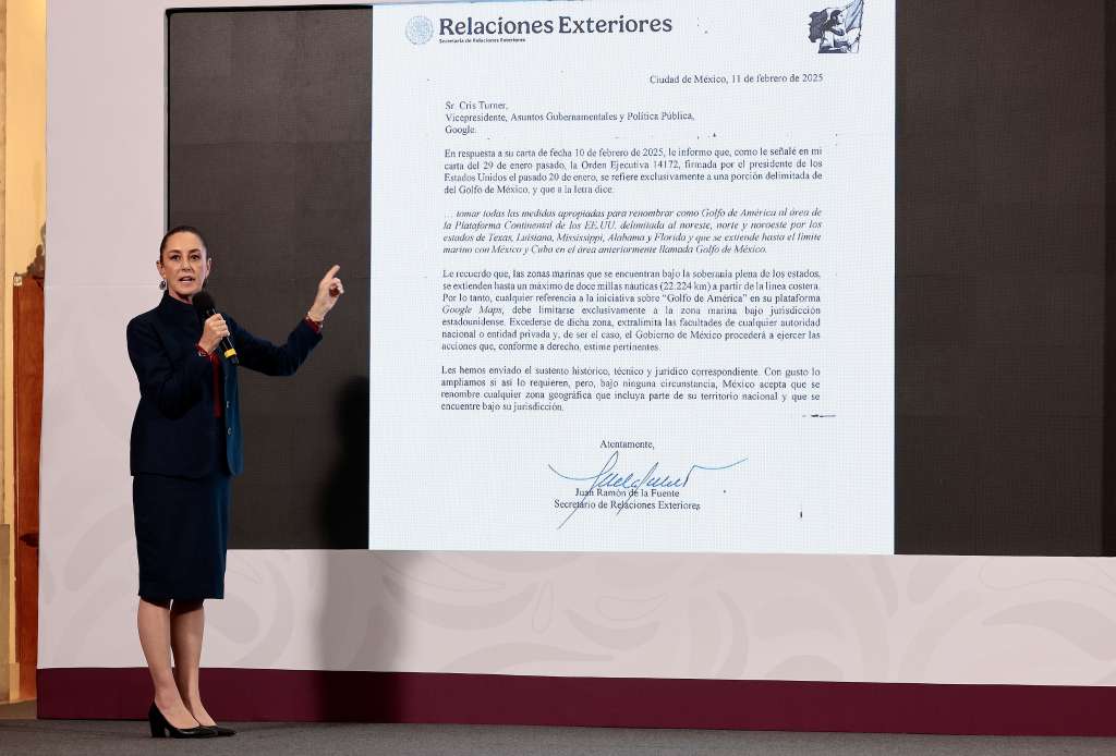 MEX3165. CIUDAD DE MÉXICO (MÉXICO), 17/02/2025.- La presidenta de México, Claudia Sheinbaum, participa durante su conferencia de prensa matutina, este lunes en Palacio Nacional de Ciudad de México (México). Sheinbaum expresó que Google "está mal" al exhibir una carta de la empresa tecnológica que defiende denominar ‘Golfo de América’ al Golfo de México en sus mapas en Estados Unidos tras la orden del mandatario estadounidense, Donald Trump. EFE/ José Méndez