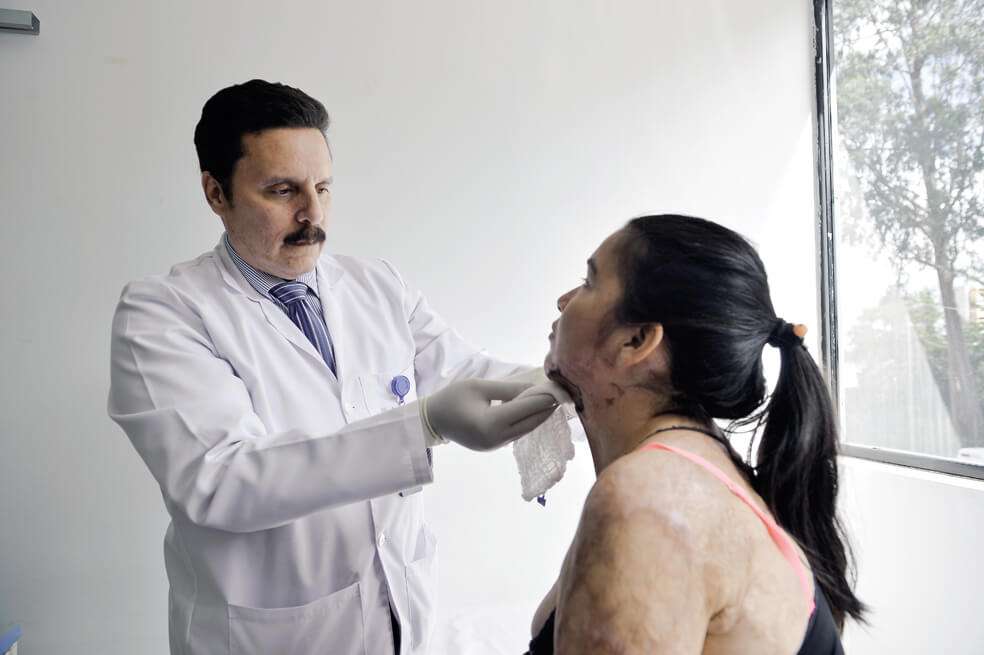 "Algunos pacientes tienen la dificultad de que su EPS no les aprueba la cirugía o viven muy lejos de Bogotá”. / Fotos: Daniel Álvarez.
