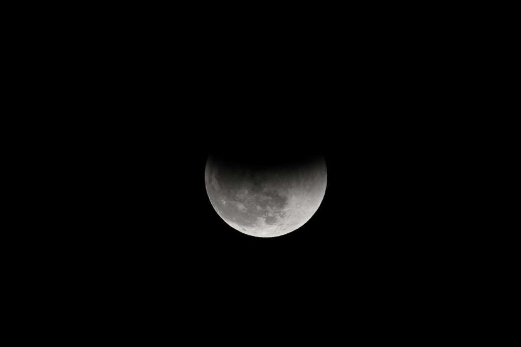 Las increíbles fotos del último eclipse lunar del 2021. Así se vio en el mundo
