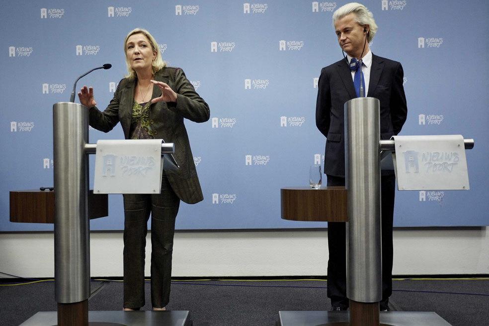 Los líderes euroescépticos de Francia, Marine Le Pen, y de Holanda, Geert Wilders, ofrecen una rueda de prensa en La Haya, Holanda, para anunciar su intención de formar un frente común tras las elecciones al Parlamento europeo en mayo de 2014. / EFE