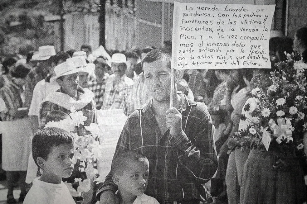 Habitantes de Pueblorrico, luego de la masacre en la que murieron seis niños el 14 de agosto de 2000. / Archivo El Espectador
