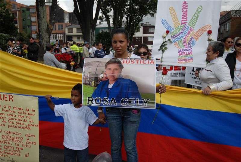 Actualmente, Colombia reconoce la muerte violenta de las mujeres por razones de género como feminicidio y está obligada a adoptar medidas para proteger, prevenir, investigar y reparar las violencias que lo anteceden.