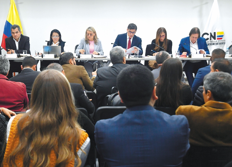 Magistrados del CNE. De izquierda a derecha: Cristian Quiroz, Alfonso Campo, Alba Lucía Velásquez, Fabiola Márquez Grisales, Álvaro Hernán Prada, Maritza Martínez y Cesar Lorduy.