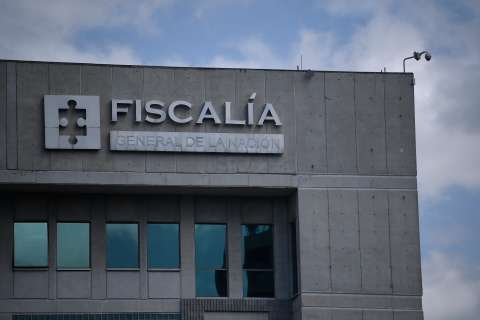 Fiscalía indaga a excomisionado y exmindefensa por supuestos beneficios al Clan del Golfo