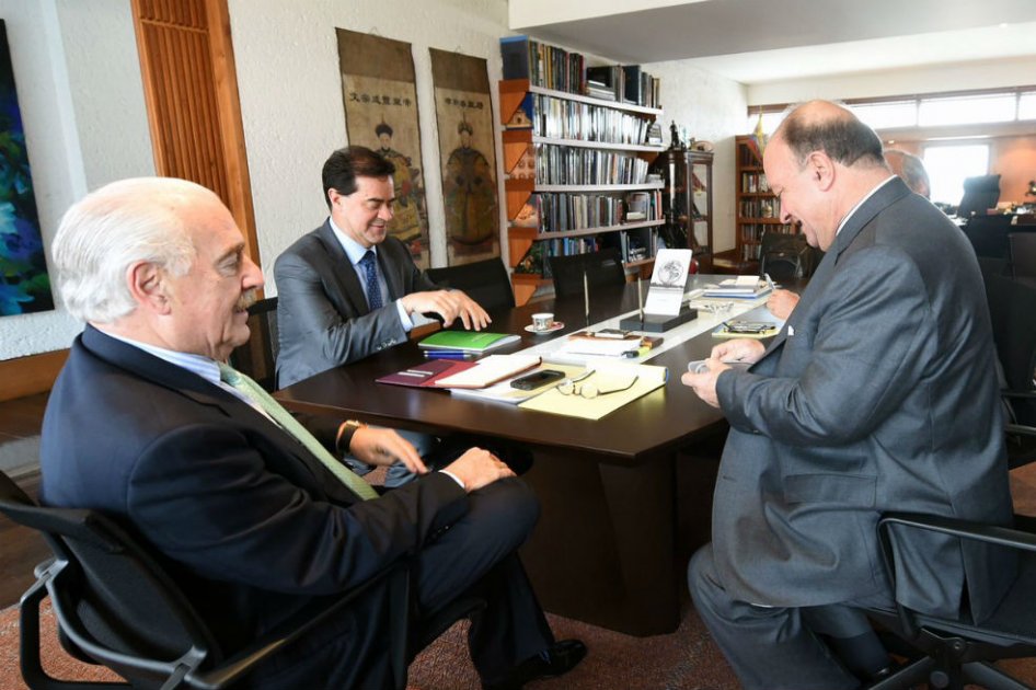 Imagen tomada durante una de las primeras reuniones entre Pastrana y los representantes del Gobierno para escuchar propuestas para nuevo acuerdo de paz.  / Ministerio de Defensa