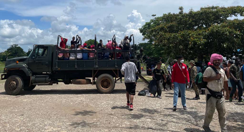 Camión militar con migrantes a la estación de recepción migratoria de San Vicente, en Panamá. Santiago Valenzuela/MSF.