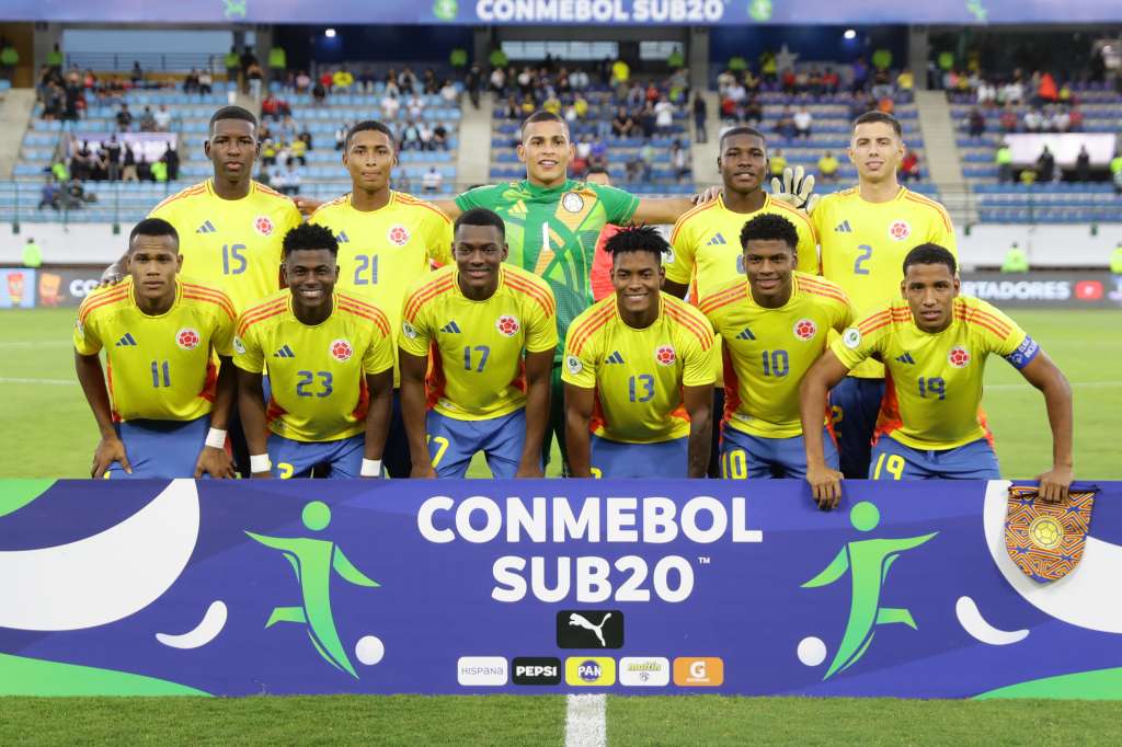 AME8978. CARACAS (VENEZUELA), 10/02/2025.- Los jugadores de Colombia se forman este lunes, en un partido del hexagonal final del Campeonato Sudamericano sub-20 entre las selecciones de Argentina y Colombia en estadio Brígido Iriarte, en Caracas (Venezuela). EFE/ Ronald Pena R