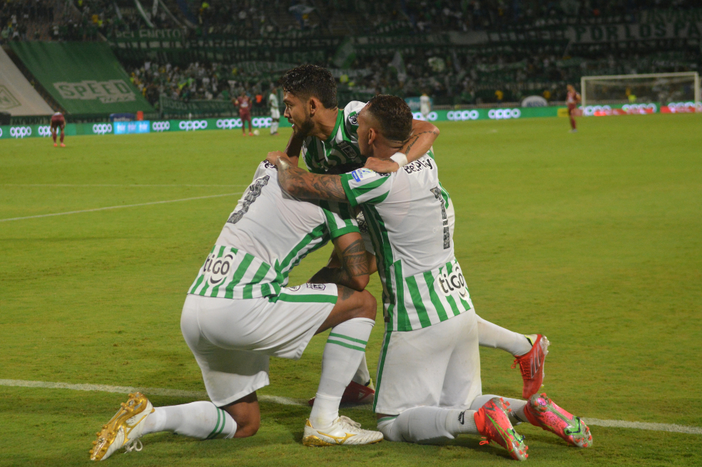 Los jugadores de Nacional celebran el gol de la victoria frente al Tolima.