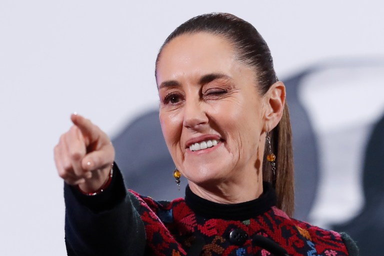 Aranceles contra México, en pausa tras llamada entre Sheinbaum y Trump