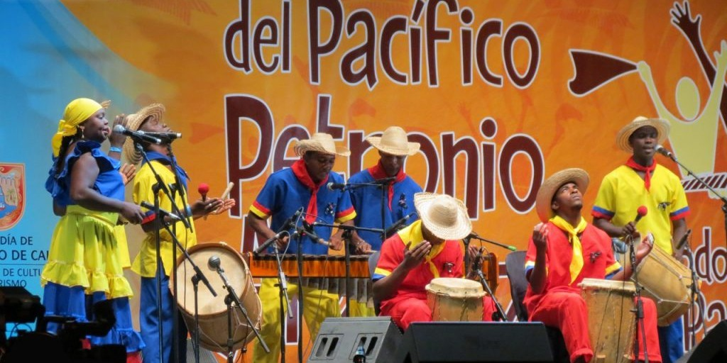 el Festival Petronio Álvarez es un evento que suele congregar decenas de miles de personas en las instalaciones que se adecúan para el efecto en la Unidad Deportiva Alberto Galindo. Son varios días de asistencia multitudinaria.