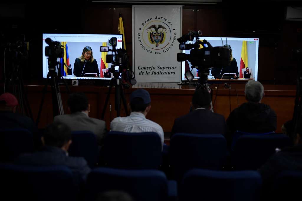 Manifestaciones a favor y en contra de Álvaro Uribe Vélez, en el día en que se conoce el sentido del fallo del juicio que se adelanta en su contra, proceso que se realiza en el complejo judicial de Paloquemao, en Bogotá