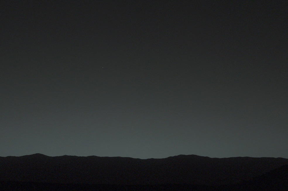 Fotografía tomada desde Marte por el robot Curiosity de la NASA. Se ve la Tierra como un diminuto punto en el espacio.