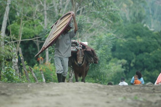 Tras quince años de ser desplazados por los frecuentes enfrentamientos entre las AUC y la exguerrilla de las Farc una de las familias beneficiadas por el programada de Restitución de Tierras volvió a Pacho (Cundinamarca). / Archivo