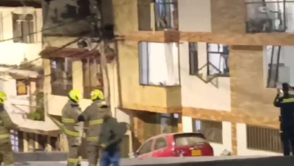 Una de las detonaciones ocurrió en el sector de Ondas del Otún, donde la onda expansiva causó daños en un establecimiento comercial y varias viviendas.