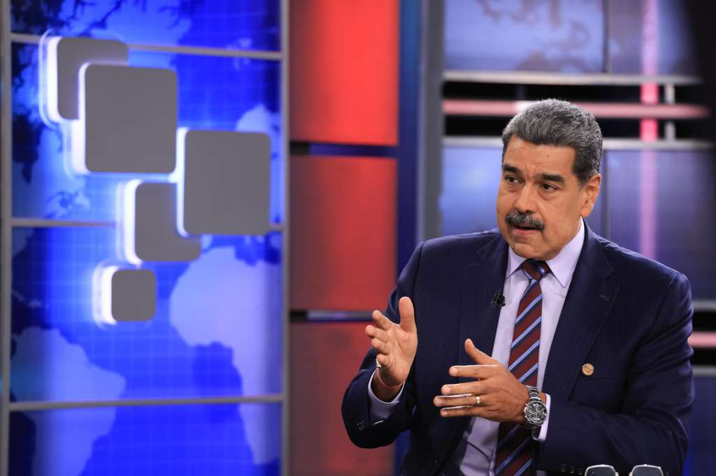 AME5151. CARACAS (VENEZUELA), 24/07/2025.- Fotografía cedida por prensa del Palacio de Miraflores del presidente de Venezuela, Nicolás Maduro, hablando durante un programa en TeleSUR este jueves, en Caracas (Venezuela). Maduro confirmó que la petrolera estadounidense Chevron recibió una licencia para seguir operando en Venezuela después de que Washington y Caracas acordaran la semana pasada un intercambio de ciudadanos encarcelados. EFE/ Palacio Miraflores / SOLO USO EDITORIAL/SOLO DISPONIBLE PARA ILUSTRAR LA NOTICIA QUE ACOMPAÑA (CRÉDITO OBLIGATORIO)