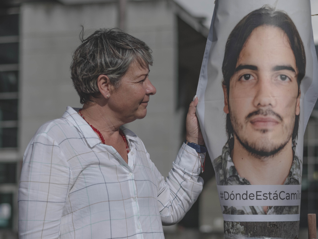 Claudia Yepes frente al búnker de la Fiscalía en Medellín el pasado 27 de octubre de 2022 en un plantón nacional que lideró por las víctimas de desaparición forzada en el país.