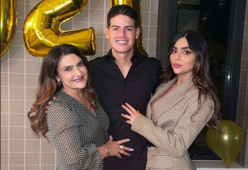 Doña María Del Pilar Rubio y sus hijos, James Rodríguez y Juana Valentina.