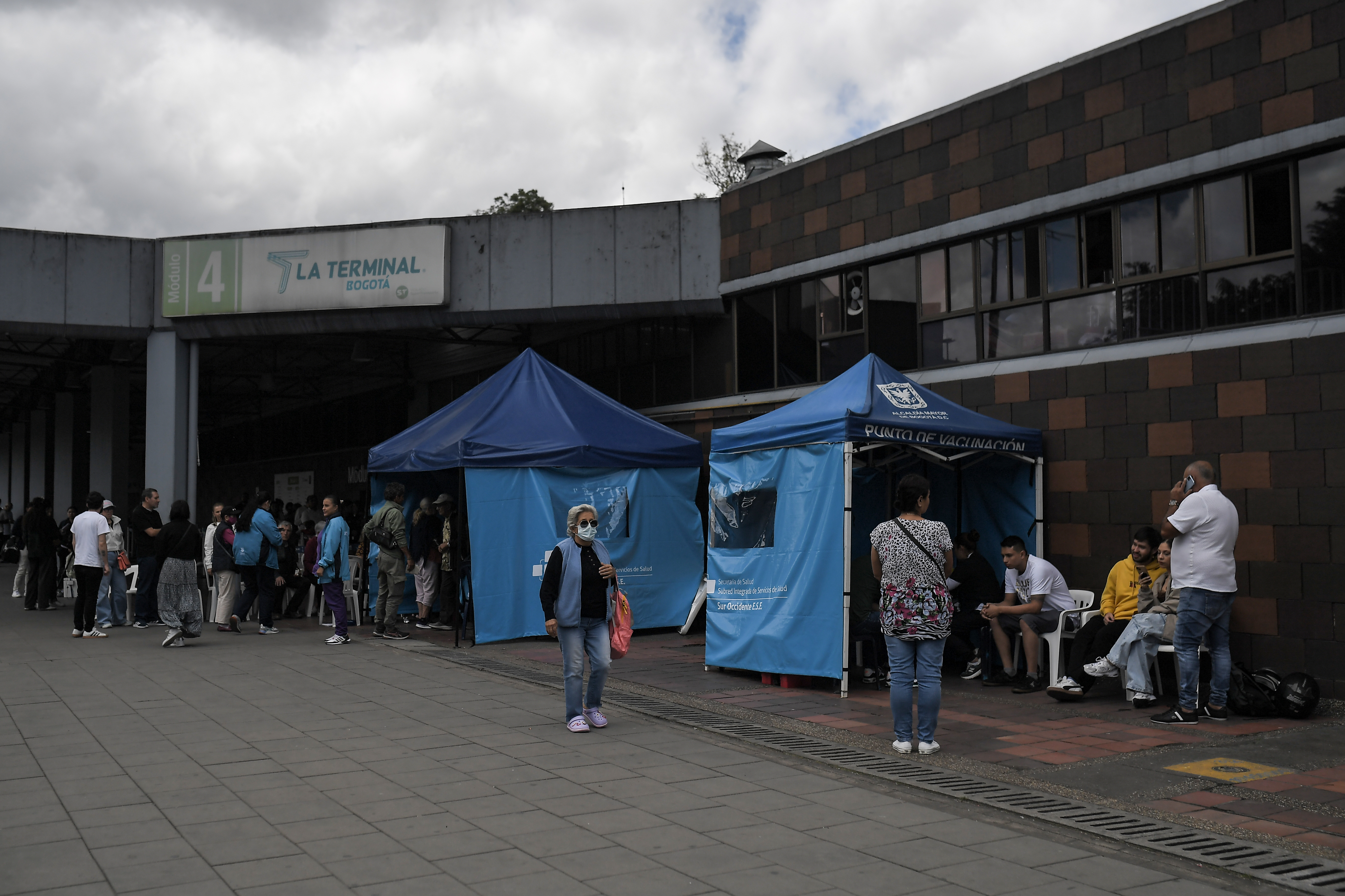 Vacunación contra la fiebre amarilla en el terminal El Salitre de Bogotá