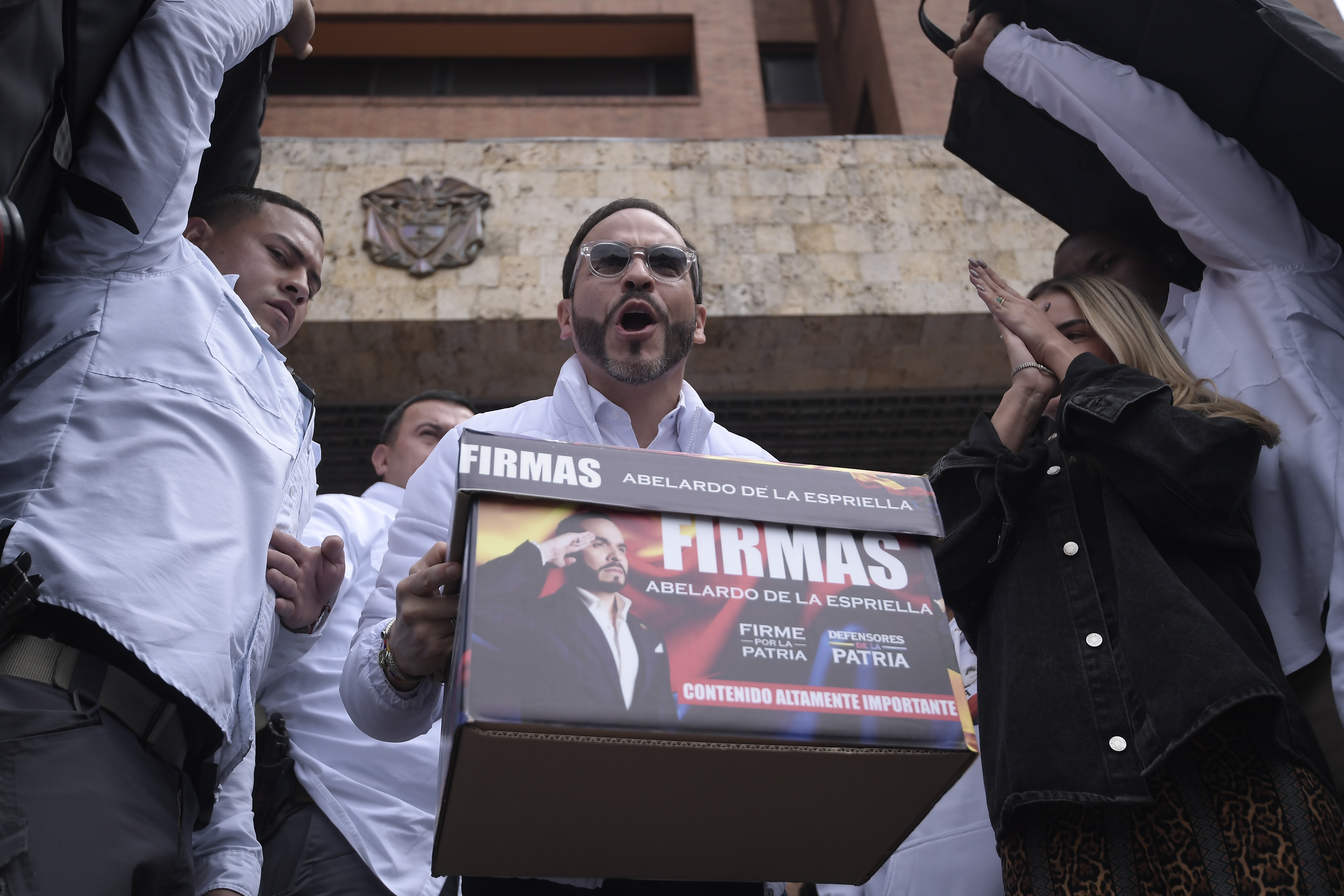 Abogado y precandidato presidencial por su movimiento "Defensores de la Patria", hace entrega de 4,8 millones de firmas en la Registraduría.