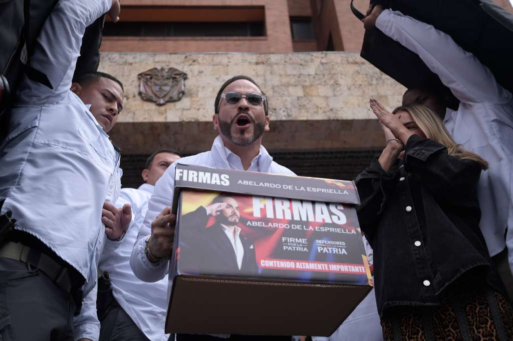 Abogado y precandidato presidencial por su movimiento "Defensores de la Patria", hace entrega de 4,8 millones de firmas en la Registraduría.