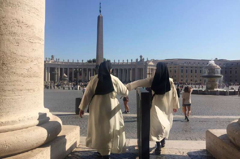 Según la organización Voces de Fe, a pesar de que en la Iglesia Católica son más mujeres que hombres, la participación y los cargos no están bien distribuidos. / AP