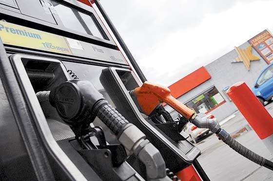 Gobierno aplazó alza o reducción del precio del combustible para abril