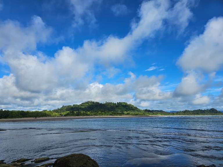 El trayecto por el río exige atención a cada curva y cada ramal. Al finalizar, el paisaje confirma que la selva y el Pacífico forman un territorio único y respetado por quienes lo habitan.