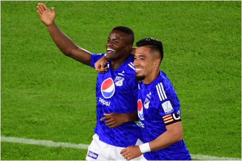 Andrés Felipe Román y Fernando Uribe celebran el segundo gol de Millonarios en la victoria ante Huila, en El Campín.