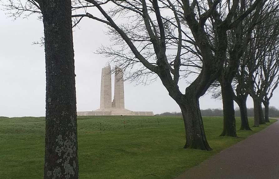 Vista panorámica del monumento a los soldados del cuerpo expedicionario de Canadá, inaugurado en el campo de batalla de Vimy Ridge en 1936