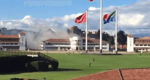 Bomberos controlaron un incendio al interior de la Escuela Militar José María Córdova