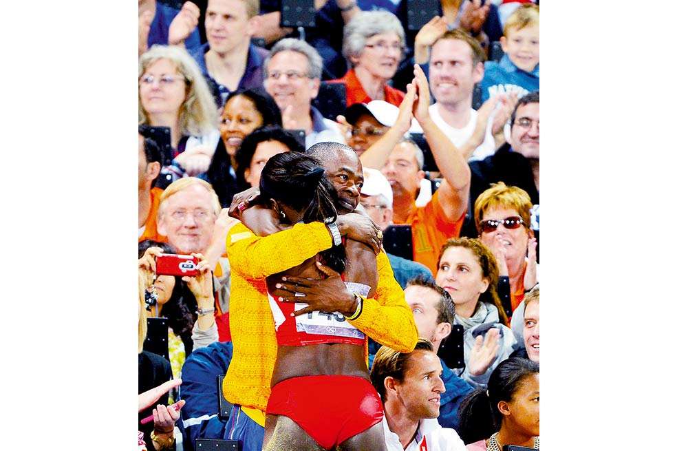 El momento en el que Ubaldo Duany y Caterine Ibargüen celebran la conquista de la medalla de oro. / AFP
