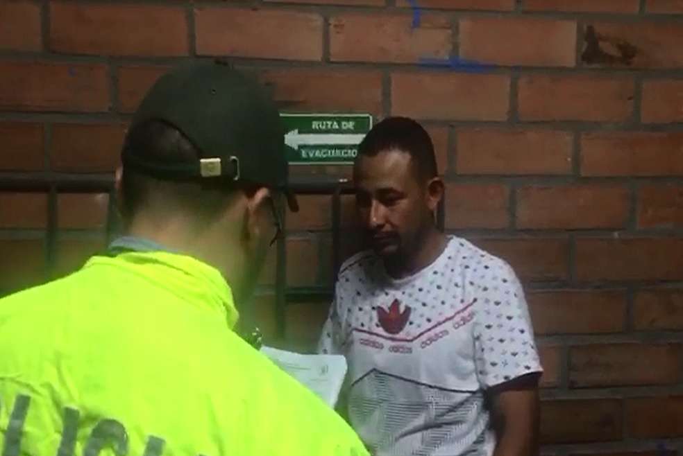 Alias "Camilo" o "Arley" fue capturado en momentos en que pretendía atacar y asesinar a un comerciante en Remedios (Antioquia). / Cortesía Policía