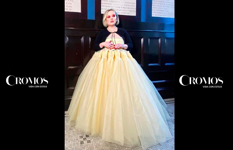 En homenaje a ‘Los Bridgerton’ Nicola Coughlan cautivó con un vestido de la diseñadora Molly Goddard, que pertenece a la colección primavera-verano 2021, confeccionado con decenas de metros de tul fruncido y de color amarillo pastel. Complementó su look con un cárdigan negro de estilo torera de Ply-Knits.