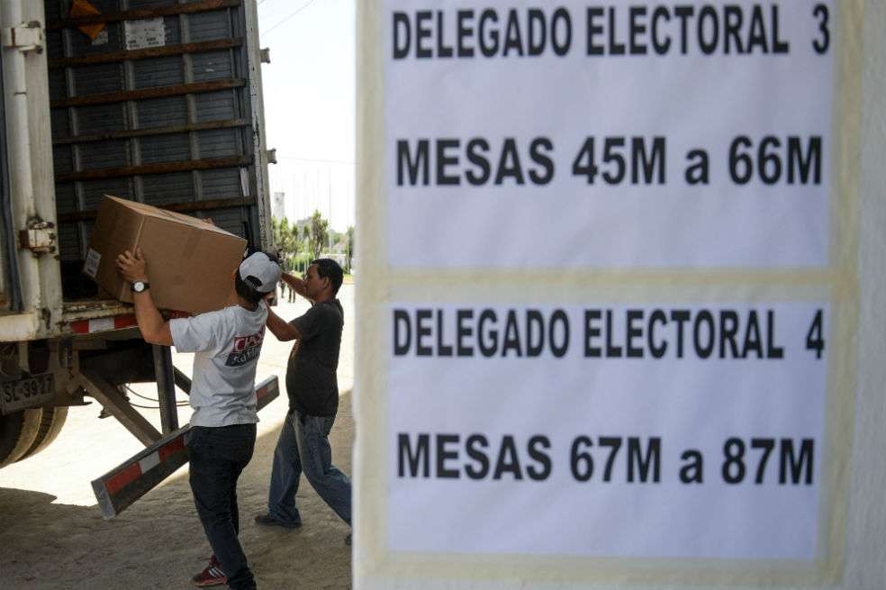 Trabajadores instalan las mesas de votación para la cita en las urnas el 19 de noviembre. / AFP
