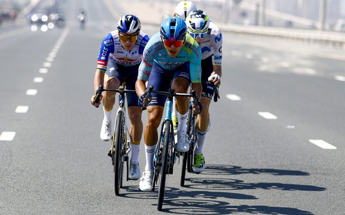Harold Tejada (cent.), en el UAE Tour 2026.
