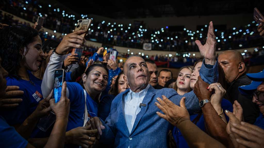 AME3030. MARACAIBO (VENEZUELA), 27/03/2024.- El candidato opositor a las elecciones presidenciales de Venezuela Manuel Rosales llega a un evento este miércoles, en Maracaibo (Venezuela). Rosales, inscrito la noche del lunes al filo del cierre del período de postulaciones, dijo este miércoles que está dispuesto a retirarse de la carrera por la Presidencia si la oposición tradicional propone un aspirante que supere los obstáculos que -aseguró- pone el Gobierno. EFE/ Henry Chirinos