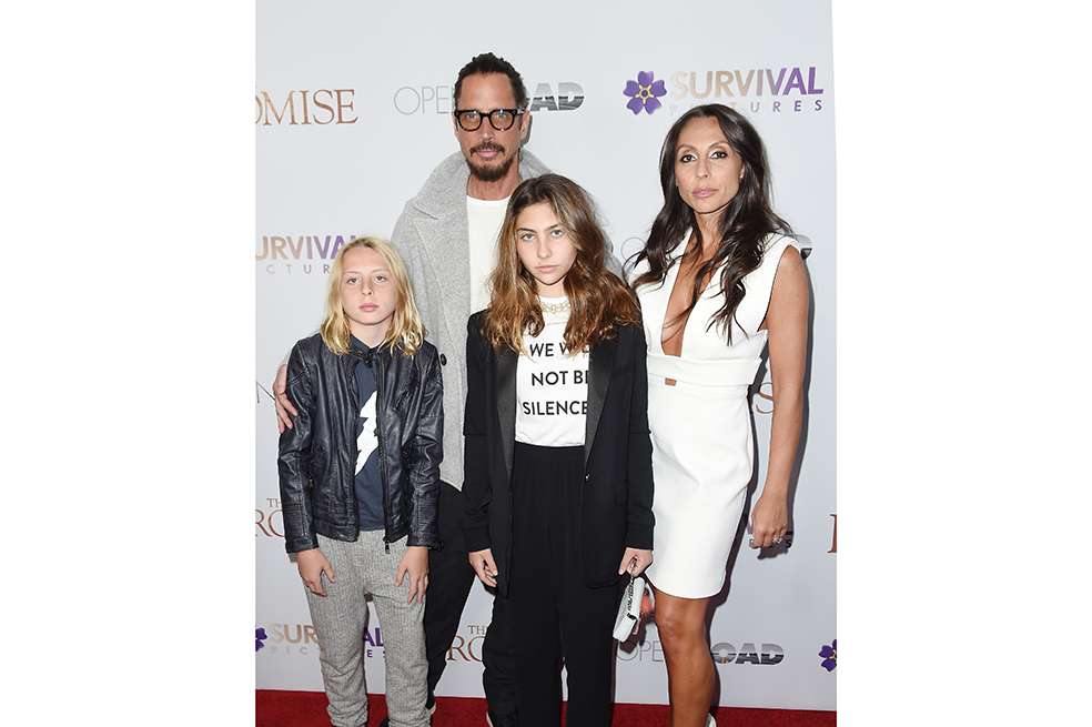 Chris Cornell con sus hijos Nicholas y Toni Cornell, y su esposa Vicky Karayiannis el 18 de abril de 2017. / AFP