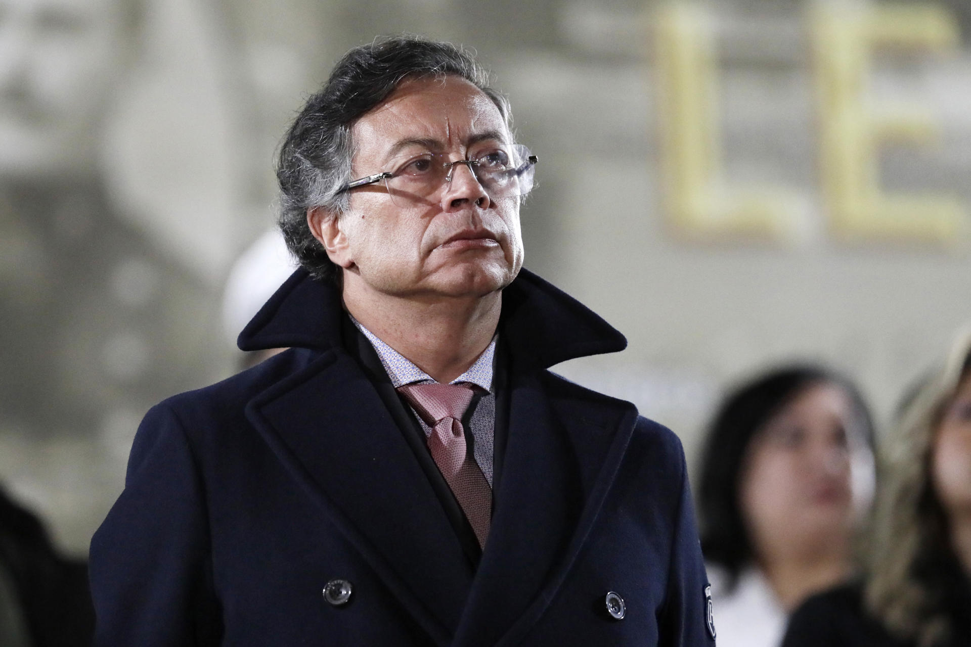 AME1063. BOGOTÁ (COLOMBIA), 29/12/2025.- El presidente de Colombia, Gustavo Petro, asiste a una ceremonia de ascensos militares este lunes, en Bogotá (Colombia). El Gobierno colombiano anunció un aumento sin precedentes del 23,7 % del salario mínimo, que fue fijado para 2026 en dos millones de pesos (unos 535 dólares) incluido el subsidio de transporte, informó Petro. EFE/Carlos Ortega