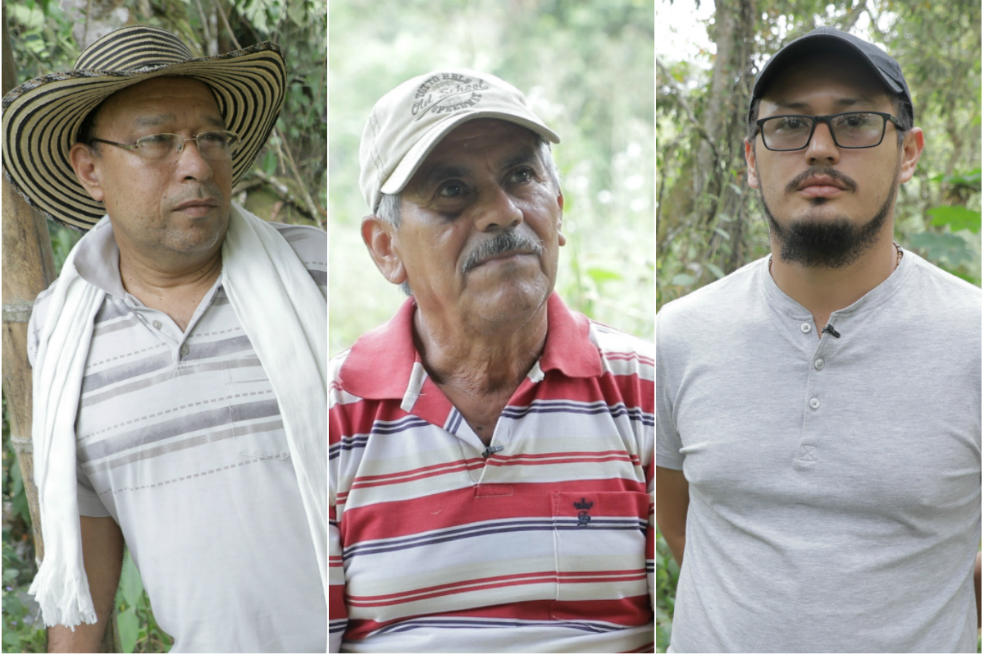 José Alonso Valencia (Izq.) y Harold Ordoñez (Der.), excombatientes de las Farc, trabajan de la mano con una asociación campesina de Tuluá, de la cual Edilberto Niño (Centro) es el representante. / Iván Muñoz