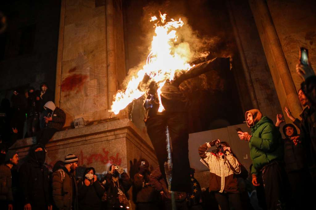 Tbilisi (Georgia), 30/11/2024.- Georgian opposition supporters burn effigy of Georgian Prime Minister Kobakhidze, during a protest in front of the Parliament building in Tbilisi, Georgia, 30 November 2024. Thousands of pro-EU activists demonstrated in the Georgian capital of Tbilisi to protest against the country's ruling party decision to suspend accession talks with the European Union (EU) until the end of 2028. (Protestas) EFE/EPA/DAVID MDZINARISHVILI